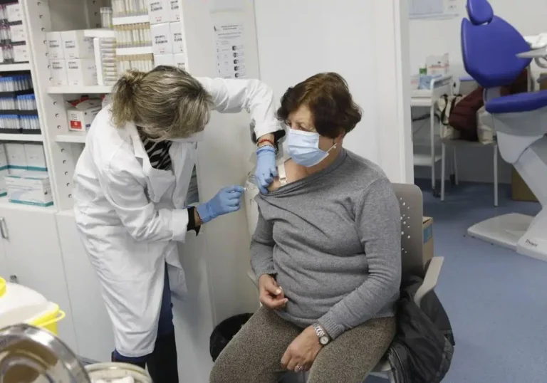 Extremadura Hoy: Arranca la Gran Campaña de Vacunación COVID y Gripe, Encarando la Crisis Docente y Obras Vitales en el Guadiana