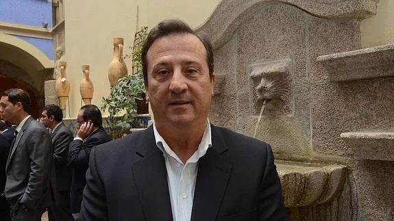 La coalición regionalista Juntos por Extremadura, Levanta y Cáceres Viva busca irrumpir en el 21-D, pero el transfuguismo interno pone en duda su coherencia