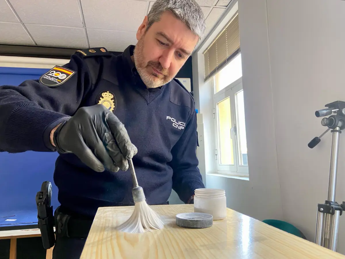 Agentes de la Policía Nacional trabajando en una investigación en Extremadura