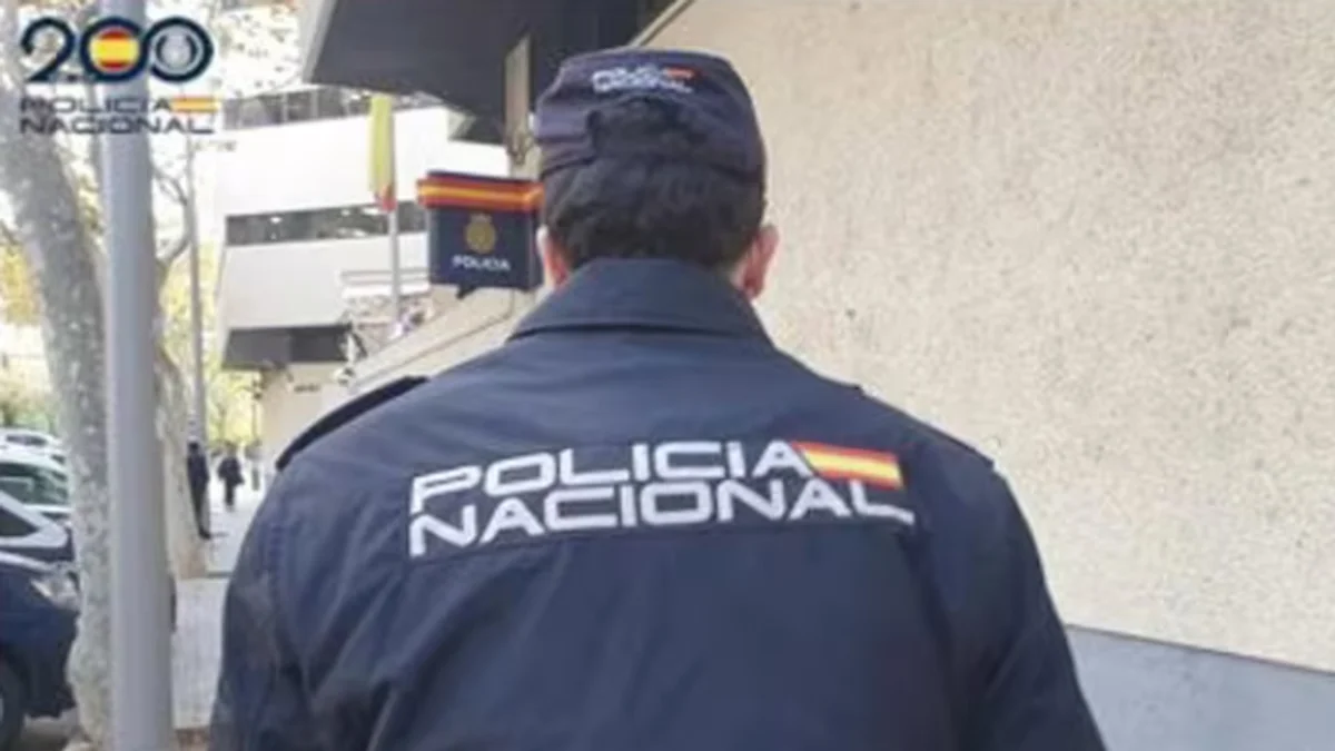 Agente de la Policía Nacional de espaldas en las calles de Extremadura