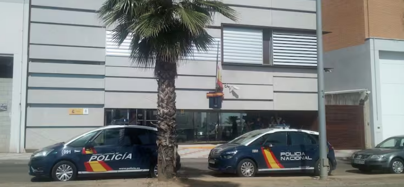 Vehículos de la Policía Nacional desplegados en una comisaría de Extremadura