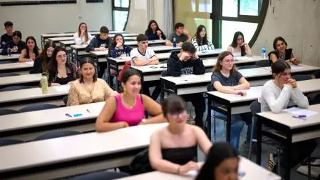 Estudiantes extremeños concentrados repasando apuntes antes de los exámenes de la PAU